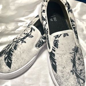 No name new without tags Women’s canvas slip ons. Size 7 ready for spring